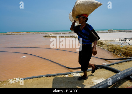 Un travailleur colombien transportant un sac de sel dans les mines de sel de Salinas de manaure, Colombie. Banque D'Images