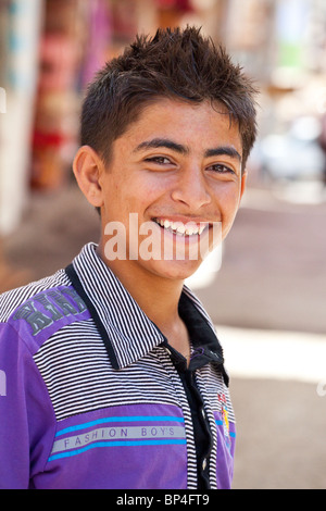 Garçon kurdes iraquiens dans le bazar, de Dohouk, Kurdistan, Iraq Banque D'Images