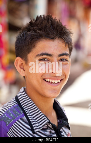 Garçon kurdes iraquiens dans le bazar, de Dohouk, Kurdistan, Iraq Banque D'Images