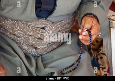 Homme kurdes iraquiens en comptant la prière musulmane en perles de Dohouk, Kurdistan, Iraq Banque D'Images