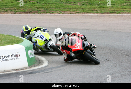 GNS Racing Team Honda CBR 600 prendre la ligne intérieure pour tenter de passer le Suzuki GSXR 600 à l'épingle de Shaw à Mallory Park Banque D'Images