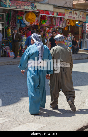 Personnes âgées Hommes Iraquiens kurdes musulmans se tenant la main de Dohuk, Kurdistan, Iraq Banque D'Images