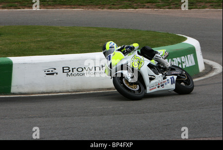 GNS Racing Team Honda CBR 600 l'accélération hors de Shaw's Hairpin à Mallory Park Banque D'Images