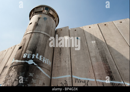 Graffiti activiste orne le mur de séparation israélien dans la ville cisjordanienne de Bethléem. Banque D'Images