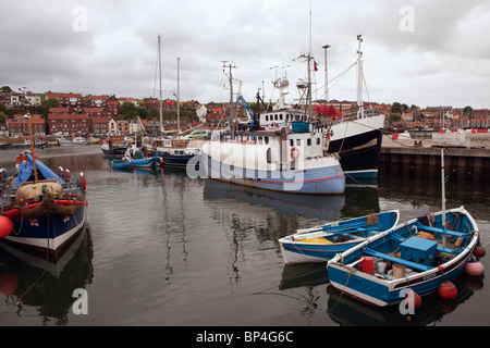 Bateaux dans le port de Whitby Banque D'Images