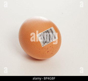 Egg isolés contre fond blanc avec étiquette code barre Banque D'Images