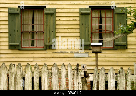 La façade d'une maison du 18ème siècle dans le quartier historique de Vermilionville de Lafayette, Louisiane. Banque D'Images