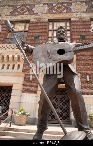 Une statue de bronze d'Elvis Presley se produisant avec une guitare à l'extérieur de l'auditorium municipal de Shreveport, à Shreveport, Louisiane, États-Unis. Banque D'Images
