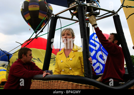 Carol Kirkwood, BBC TV weather girl, présente le matin à partir d'un ballon météo à Bristl Balloon Fiesta - Ashton Court Banque D'Images