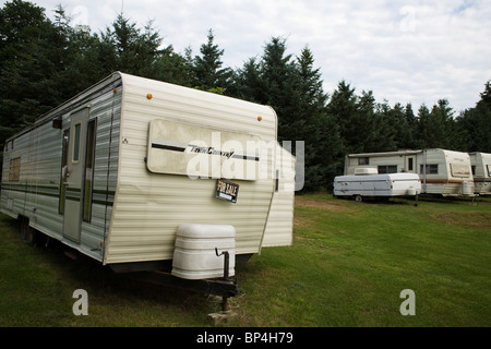 A vendre remorque dans le New Hampshire de caravaning est un signe de la période économique difficile dans le pays. Banque D'Images