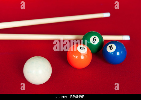 Billard sur red table pour jouer Banque D'Images