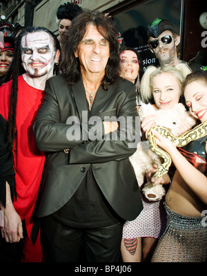 American rocker Alice Cooper en face du London Dungeon avec Britain's freak artistes pour 'Nuit de l'Halloween de la peur" de lois. Banque D'Images