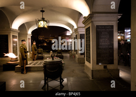 Varsovie Pologne:Garde d'honneur dans la Tombe du Soldat inconnu à la mémoire du président Lech Kaczynski et 95 autres... Banque D'Images