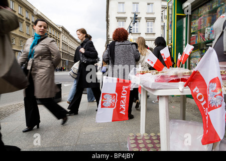 Pologne Varsovie : femme vendant des drapeaux et des bougies à la mémoire du président Lech Kaczynski et 95 autres... Banque D'Images