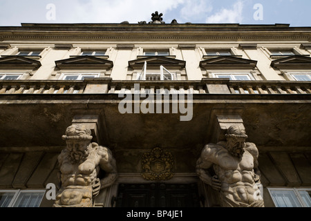 Immeuble sur la rue Krakowskie Przedmiescie, Varsovie Pologne. Banque D'Images
