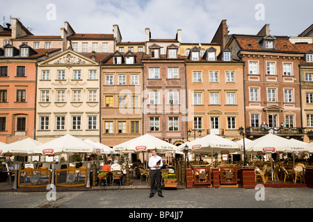 Restaurants sur place du marché de la vieille ville de Varsovie, Pologne. Banque D'Images