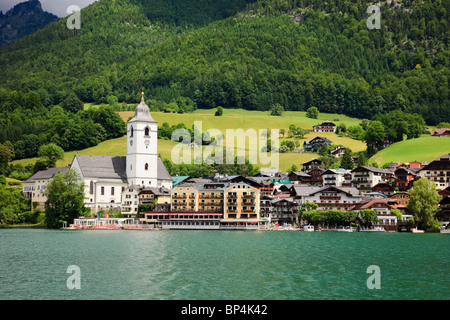 St Wolfgang, le Salzkammergut, Haute Autriche, Autriche, Europe. Vue de la ville et des bâtiments au bord de l'église de lac Wolfgangsee Banque D'Images