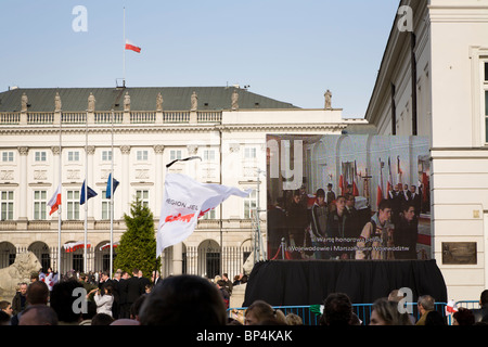 Pologne Varsovie : les gens se rassemblent au palais présidentiel à la mémoire du président Lech Kaczynski et 95 autres personnes… Banque D'Images