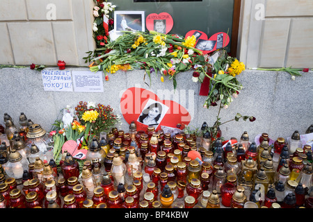 Varsovie Pologne : Des fleurs et des bougies par le palais présidentiel à la mémoire du président Lech Kaczynski et 95 autres... Banque D'Images