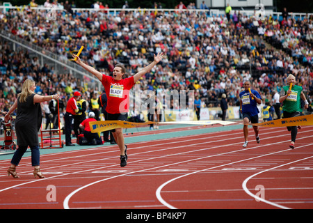 Roger Black remportant 4 x 100 mètres legends course à Aviva London Grand Prix, Crystal Palace, Londres. Août 2010 Banque D'Images