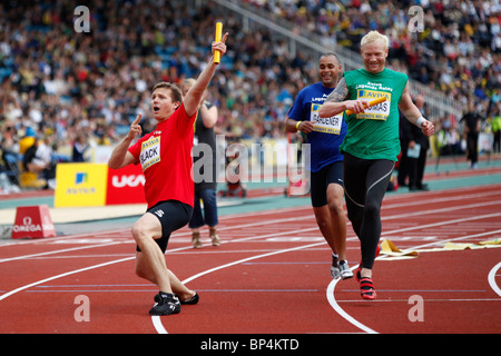 Roger Black remportant 4 x 100 mètres legends course à Aviva London Grand Prix, Crystal Palace, Londres. Août 2010 Banque D'Images