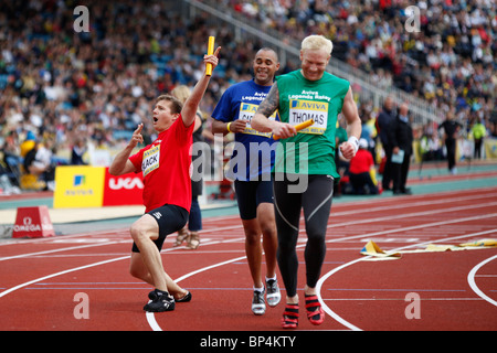 Roger Black remportant 4 x 100 mètres legends course à Aviva London Grand Prix, Crystal Palace, Londres. Août 2010 Banque D'Images