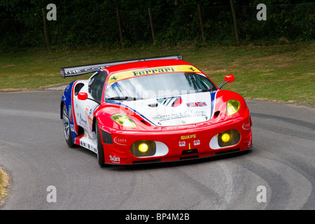 2010 Ferrari F430 avec chauffeur endurance racer Andrew Kirkaldy au Goodwood Festival of Speed 2010, Sussex, England, UK. Banque D'Images