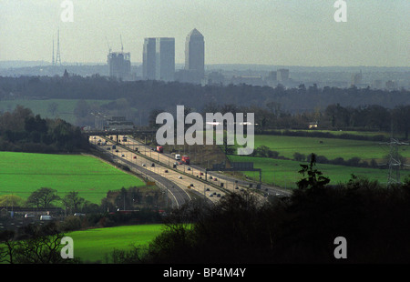 L'autoroute M11 à Essex, en Grande-Bretagne, en regardant vers le sud en direction de la M25 et One Canada Square et de Canary Wharf à Londres, Grande-Bretagne. Banque D'Images