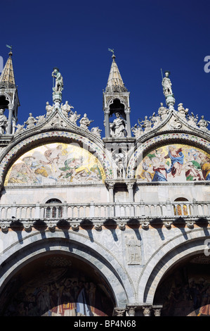 Détail de marbre sculpté les figures de Basilica di San Marco, La Cathédrale de Saint Marc, Venise, Italie Banque D'Images