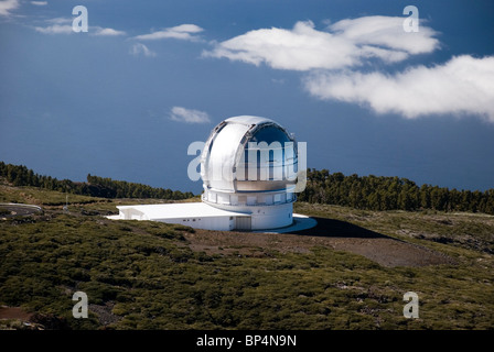 Gran Telescopio Canrias ou GranteCan (GTC) avec les nuages au-dessous de la mer faisant apparaître comme le ciel Banque D'Images