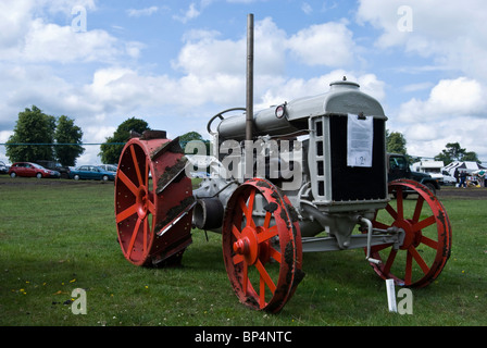 Tracteur fordson gris vintage restauré avec roues en acier à l'astle park show ground Banque D'Images