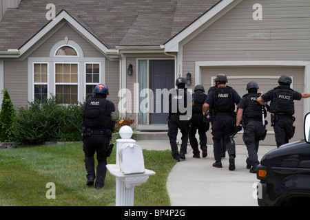 L'équipe tactique de la police des stupéfiants de la rue approche de l'Unité pour servir de résidence d'un risque élevé lié à la drogue perquisition. KC/MO PD. Banque D'Images