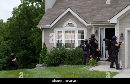 L'équipe tactique de la police des stupéfiants de la rue approche de l'Unité pour servir de résidence d'un risque élevé lié à la drogue perquisition. KC/MO PD. Banque D'Images