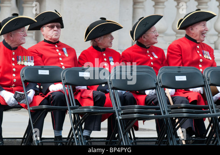 Prince de Galles, Camilla duchesse de Cornouailles et le premier ministre David Cameron assister à la 65e anniversaire de la victoire sur le Japon. Banque D'Images