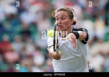 Alexandr Dolgopolov de l'Ukraine en action contre Michael Llodra de France. Banque D'Images