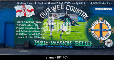 Fresque commémorant l'Irlande du Nord 1-0 contre l'Angleterre, 7ème Septembre 2005. Banque D'Images