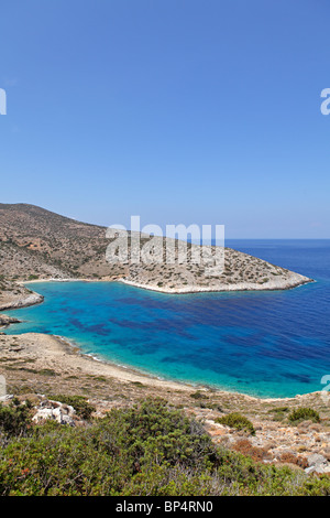 La baie idyllique sur la côte ouest de l'île d'Iraklia, Cyclades, Mer Égée, Grèce Banque D'Images