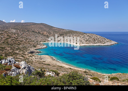 La baie idyllique sur la côte ouest de l'île d'Iraklia, Cyclades, Mer Égée, Grèce Banque D'Images