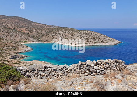 La baie idyllique sur la côte ouest de l'île d'Iraklia, Cyclades, Mer Égée, Grèce Banque D'Images