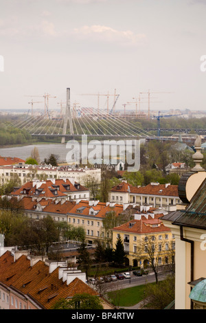 La Sainte Croix Bridge (le plus Switokrzyski) est un pont sur la Vistule et le premier pont à haubans à Varsovie, Pologne Banque D'Images