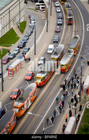 Les voitures, les tramways et les gens sur la solidarité Avenue (Aleja Solidarnosci), l'une des artères principales de Varsovie Pologne Banque D'Images