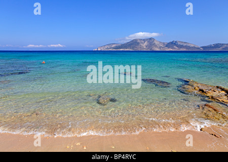 Plage à proximité de la ville principale, l'île de Koufonisi, Cyclades, Mer Égée, Grèce Banque D'Images