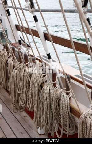 Close up de cordes et les gréements à un vieux navire à voiles en tenant le mât principal et des voiles Banque D'Images