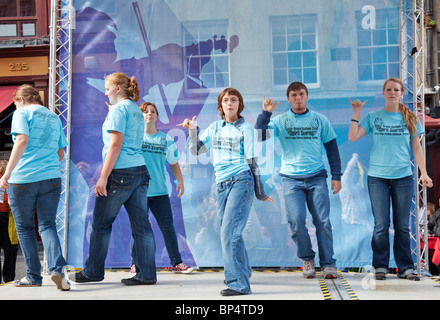 Les adolescents américains faisant la promotion de leur drame 'esprit planeur', dans le Royal Mile/High Street dans le cadre du Festival Fringe d'Édimbourg. Banque D'Images