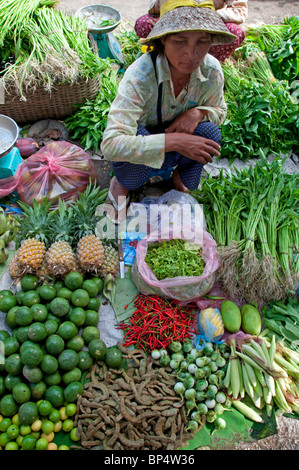 Femme vendant des fruits et légumes dans un marché à Battambang, Cambodge Banque D'Images