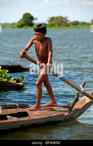 Garçon dans un bateau sur la rivière Tonle Sap, Kompong Chnang, Cambodge Banque D'Images