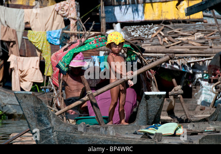 Garçon dans un bateau dans le village flottant de Kompong Chnang au Cambodge Banque D'Images