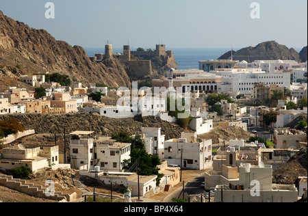 Voir au centre historique de Muscat avec Fort Mirani, dans le dos, Sultanat d'Oman Banque D'Images