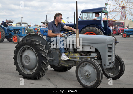 Un défilé de tracteurs Classic dans la parade à l'anneau vapeur 2010 rallye at 2920 Banque D'Images