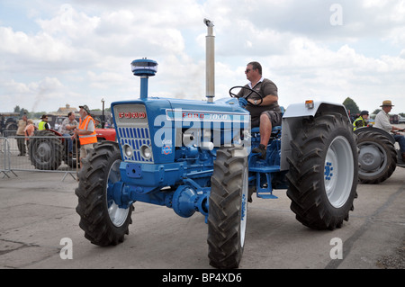 Un tracteur classique d'être conduit dans l'anneau de parade à la vapeur at 2920 rally 2010. Banque D'Images